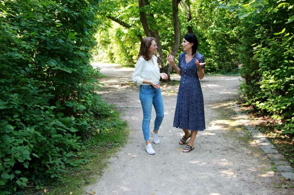 Kinesiologin Melanie Hiel beim Spaziergang mit einer Klientin
